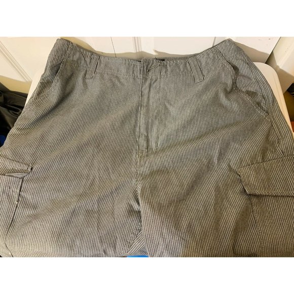 Champs Sports Gear Men's Sz 34 Gray Striped Shorts - Picture 4 of 7